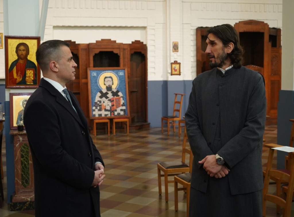 Milićević u Briselu posetio srpsku dopunsku školu i poklonio nastavna sredstva