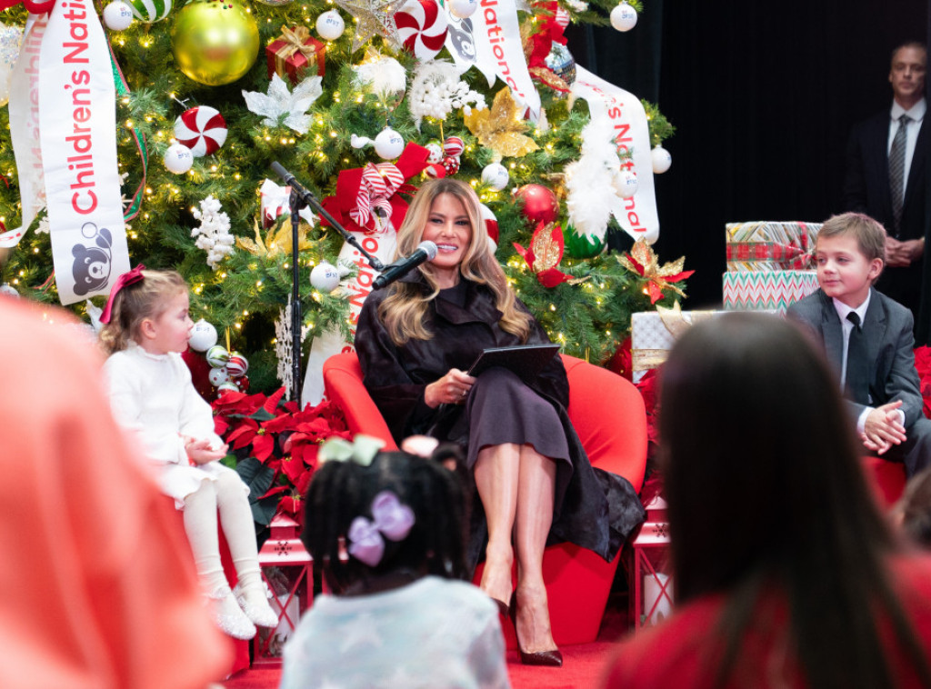 Melanija Tramp posetila dečiju bolnicu u Vašingtonu povodom Božića