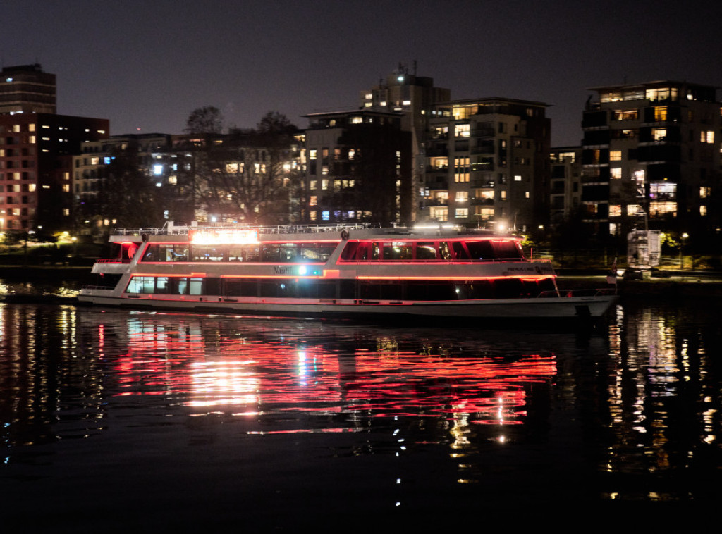 Nemačka: Brod sa 137 putnika udario u most, nema povređenih