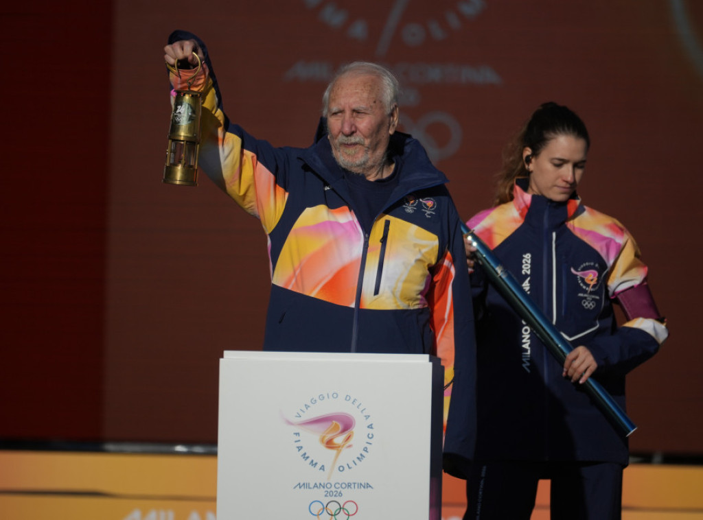 Olimpijska baklja za ZOI 2026. krenula iz Rima put Milana dva meseca pred otvaranje