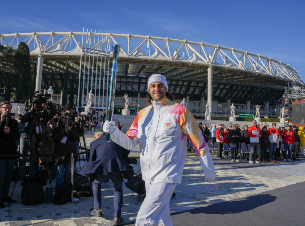 Olimpijska baklja za ZOI 2026. krenula iz Rima put Milana dva meseca pred otvaranje