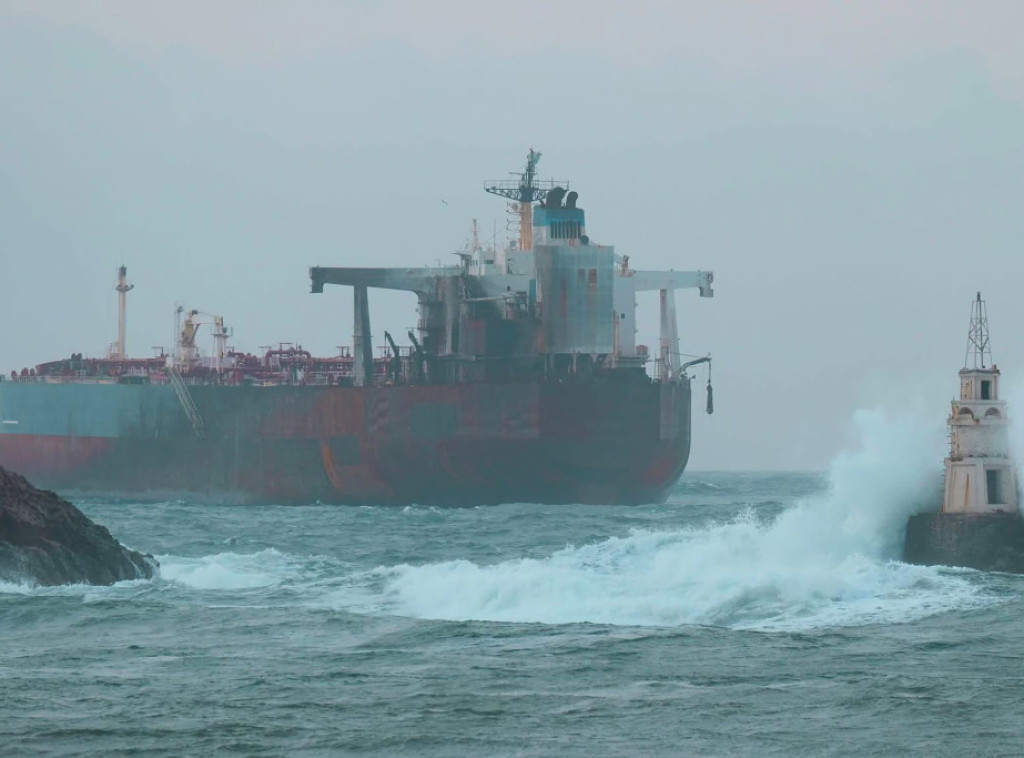Bugarska pokrenula evakuaciju posade nasukanog tankera Kairos