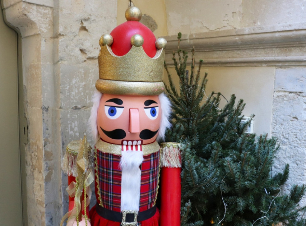 Lopovi ukrali figuricu Krcka Oraščića ispred pogrebnog preduzeća u Kentu