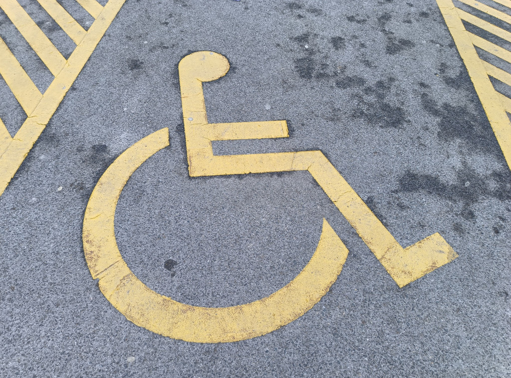 Velika Britanija: Vozač kažnjen nakon što je oko njegovog automobila označeno parking mesto za invalide