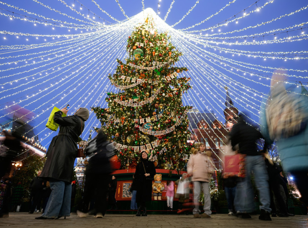 Rusija: Glavna novogodišnja jelka posečena u Podmoskovlju, visoka 26 metara