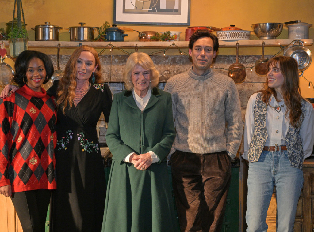 Kraljica Velike Britanije posetila set drame Rivali po romanu prijateljice Džili Kuper