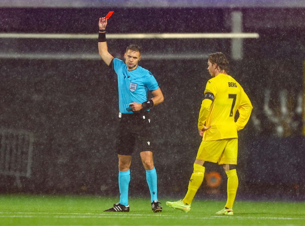 Poljak Damijan Silvestrzak sudi meč između Šturma i Crvene zvezde u Ligi Evrope