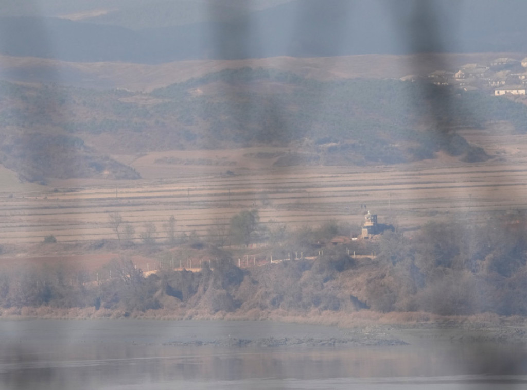 Seul: Severna Koreja lansirala desetak projektila iz višecevnog raketnog sistema