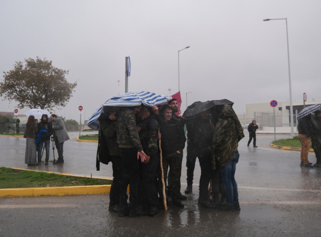 Grčki poljoprivrednici i ribari blokirali luku Volos i auto-puteve širom zemlje