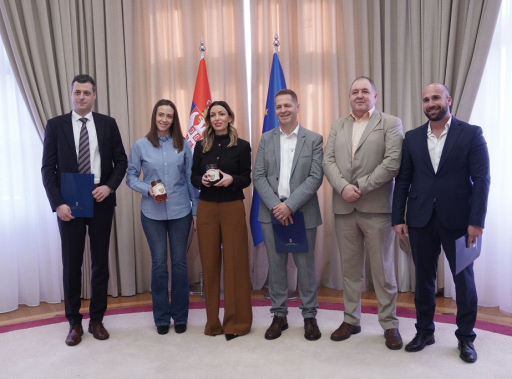 Adrijana Mesarović uručila rešenja po programu finansijske podrške za plasman meda