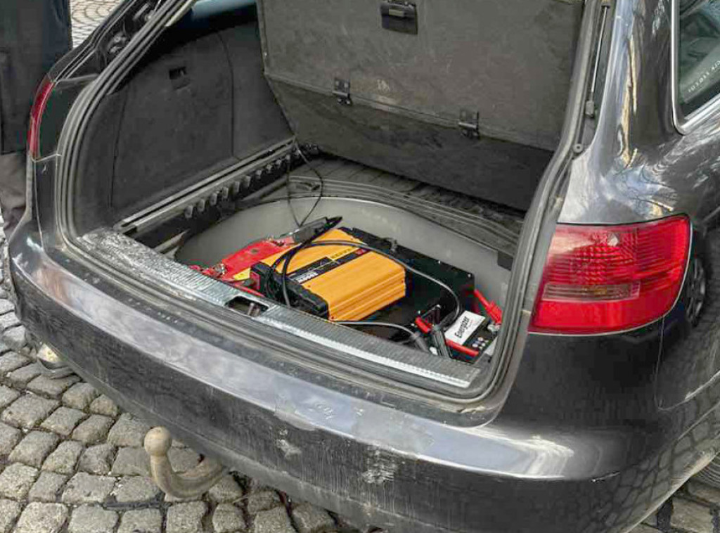 MUP: Uhapšeni Kinezi osumnjičeni da su varali ljude tzv. smišingom (SMS fišing)