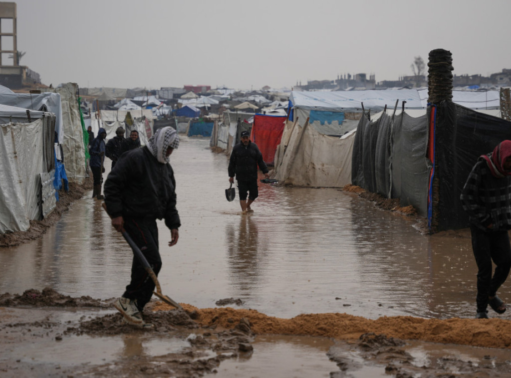 Kiša poplavila šatore u Gazi, preminula jedna beba