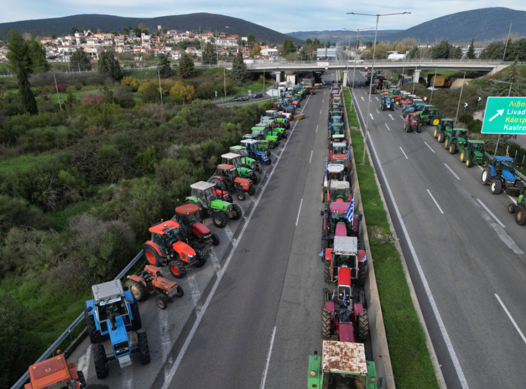 Grčki poljoprivrednici protestuju u luci Igumenika na severozapadu države