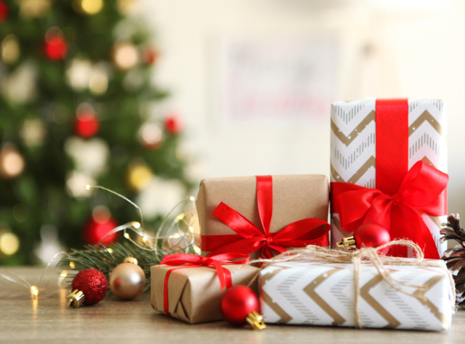 Anketa: Oko 40 odsto Francuza kupuje božićne poklone na kredit