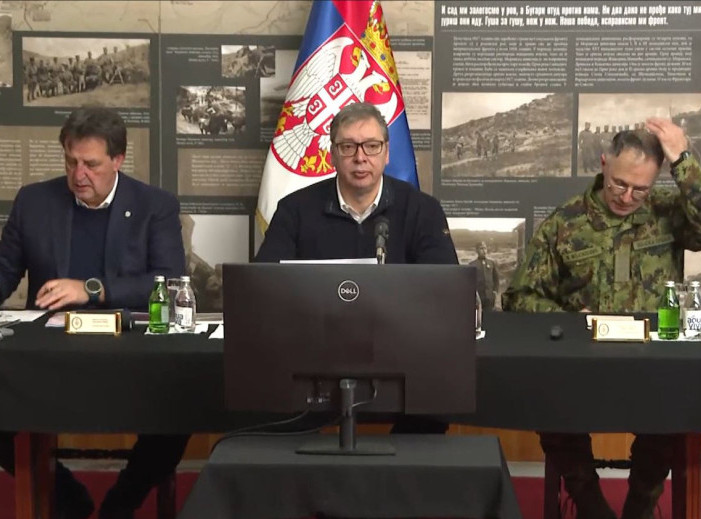 Vučić nastavio posetu Nišu obilaskom kasarne "Mija Stanimirović"