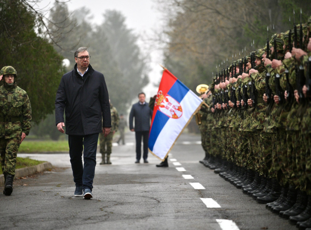 Vučić nastavio posetu Nišu obilaskom kasarne "Mija Stanimirović"