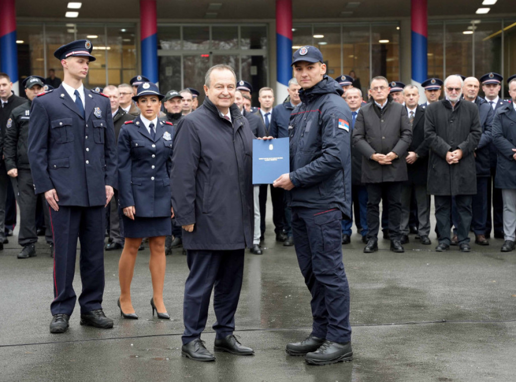 Ivica Dačić prisustvovao promociji 18. klase Osnovne obuke vatrogasno - spasilačkih jedinica