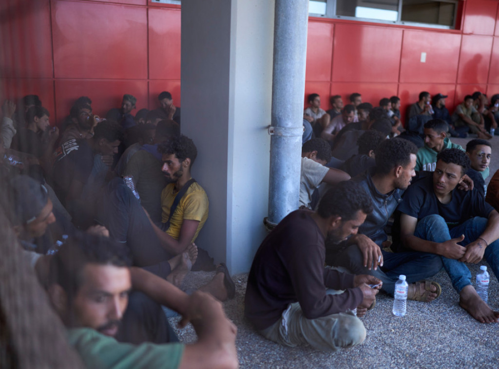 Oko 60 afričkih migranata kojima se prevrnuo čamac dovedeno na Maltu