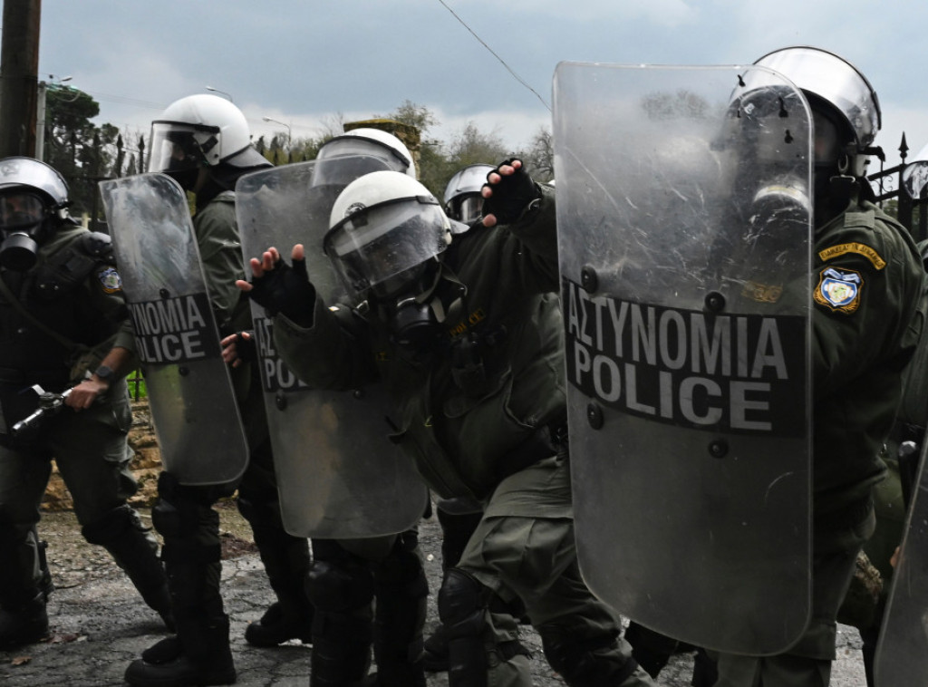 Poljoprivrednici u Solunu blokirali ulaz u luku na tri sata