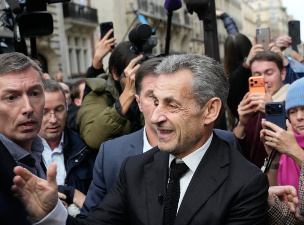 Sarkozi potpisivao knjigu u gradu gde živi njegov sin, kandidat za gradonačelnika