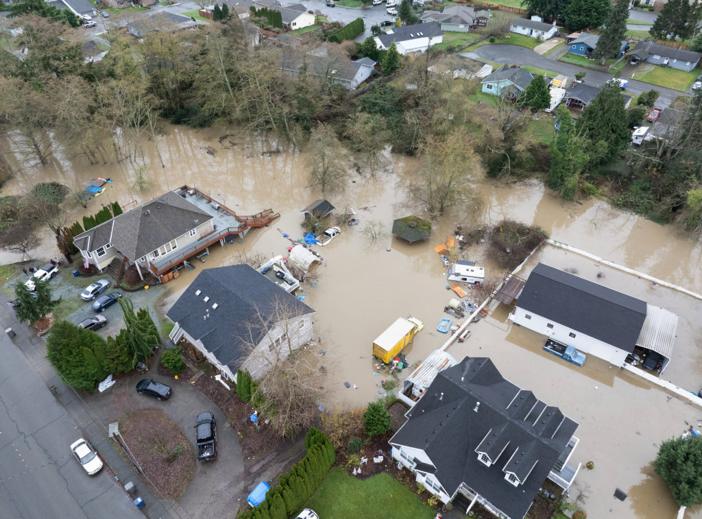 Država Vašington procenjuje štetu od poplava, objavljeno upozorenje na novu oluju