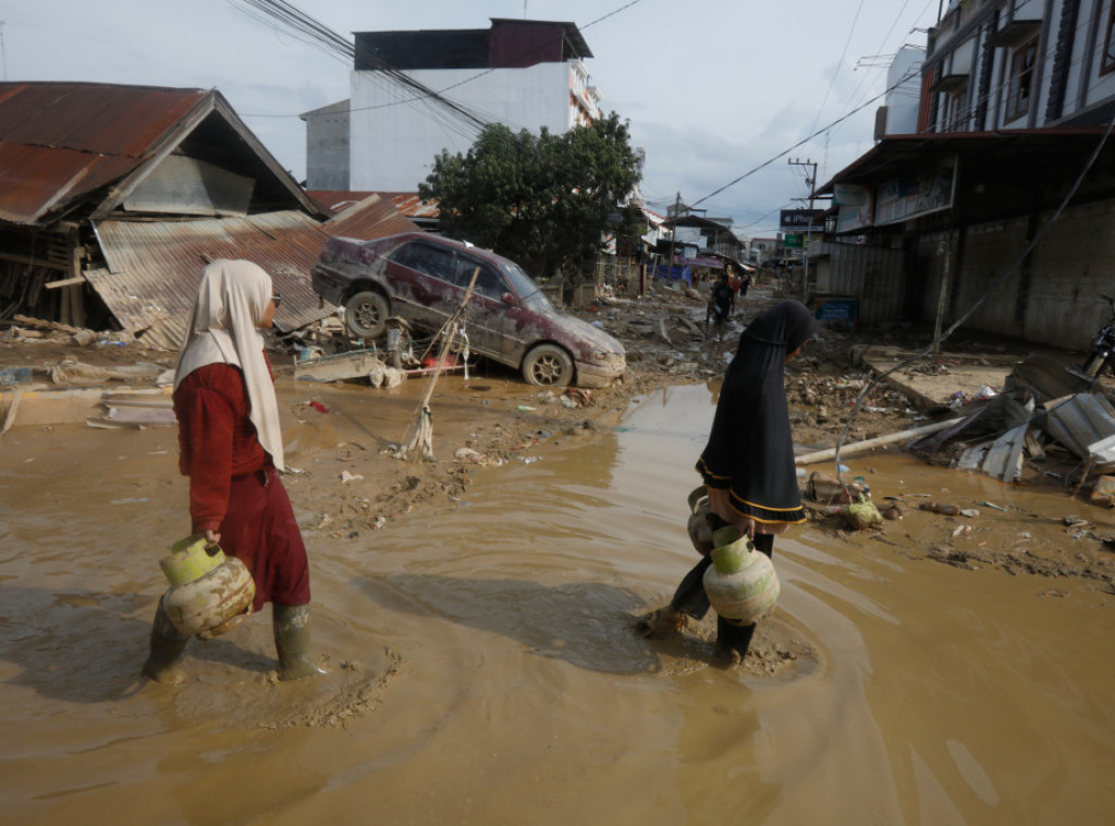 Broj žrtava poplava u Indoneziji premašio 1.000, velika šteta na infrastrukturi