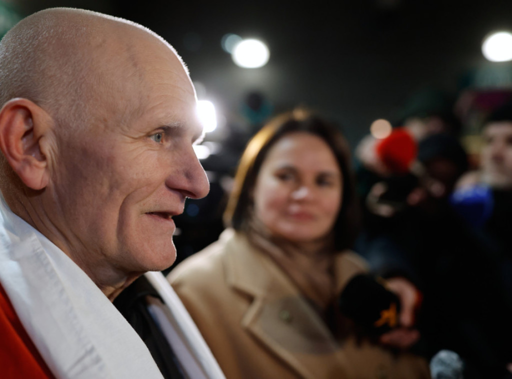 Pušteni beloruski politički zatvorenici, među kojima i nobelovac Bjaljacki, u Litvaniji