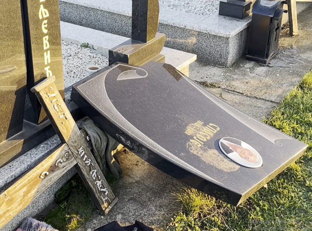 Na pravoslavnom groblju u Plemetini kod Obilića porušena dva spomenika