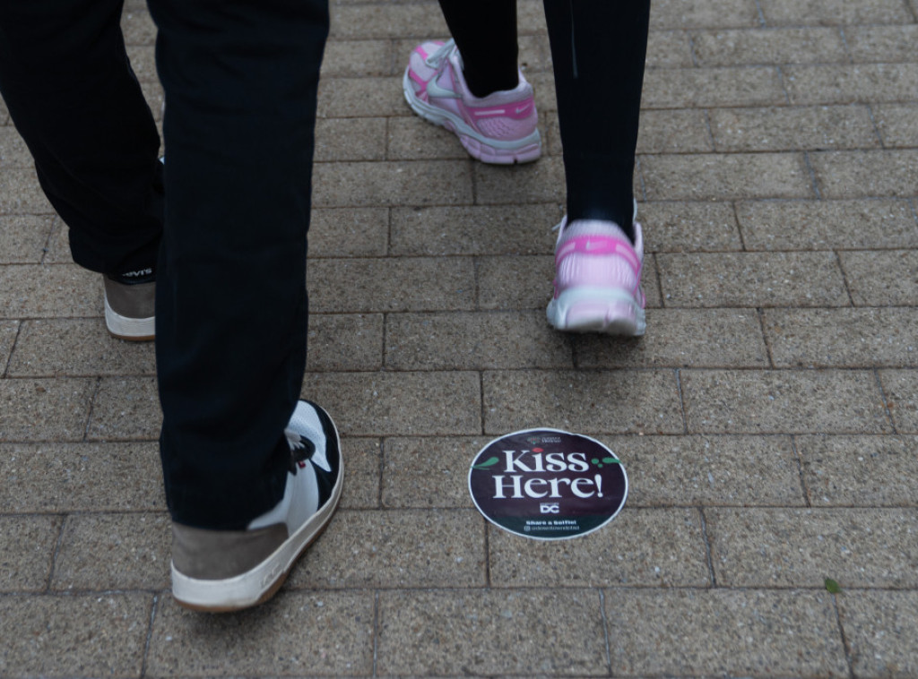 Više od 1.400 parova u Vašingtonu ljubilo se pod imelom, oboren svetski rekord