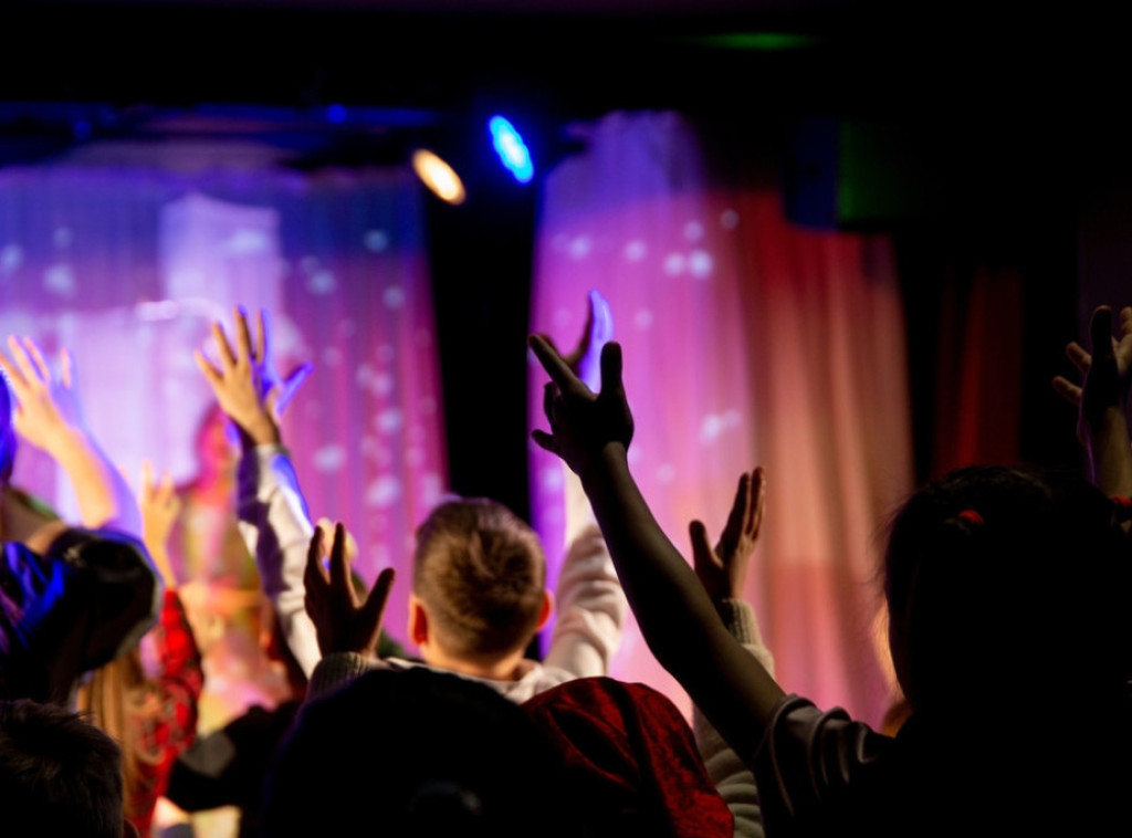 Održan tradicionalni humanitarni novogodišnji modni događaj za decu iz Prihvatilišta