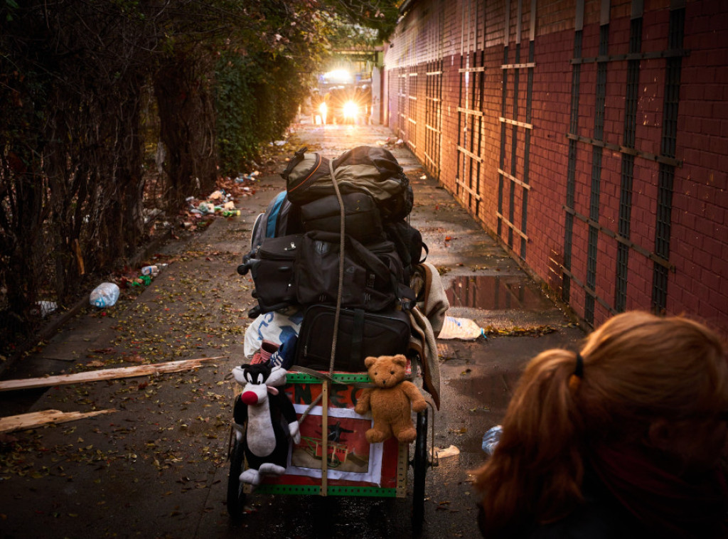 Španija: Policija izbacuje stotine migranata iz nebezbedne napuštene školske zgrade