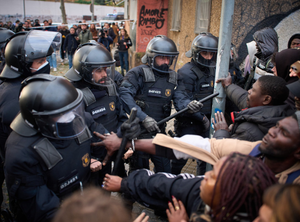 Španija: Policija izbacuje stotine migranata iz nebezbedne napuštene školske zgrade