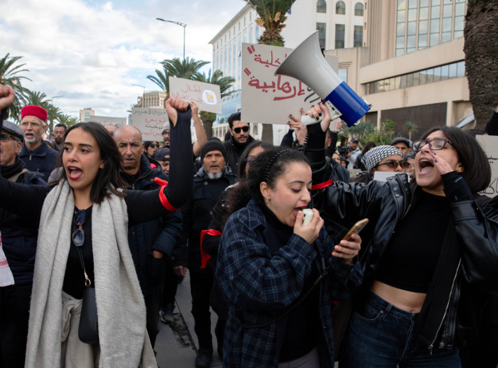Pristalice predsednika Tunisa na ulicama grada, nazivaju opoziciju izdajnicima