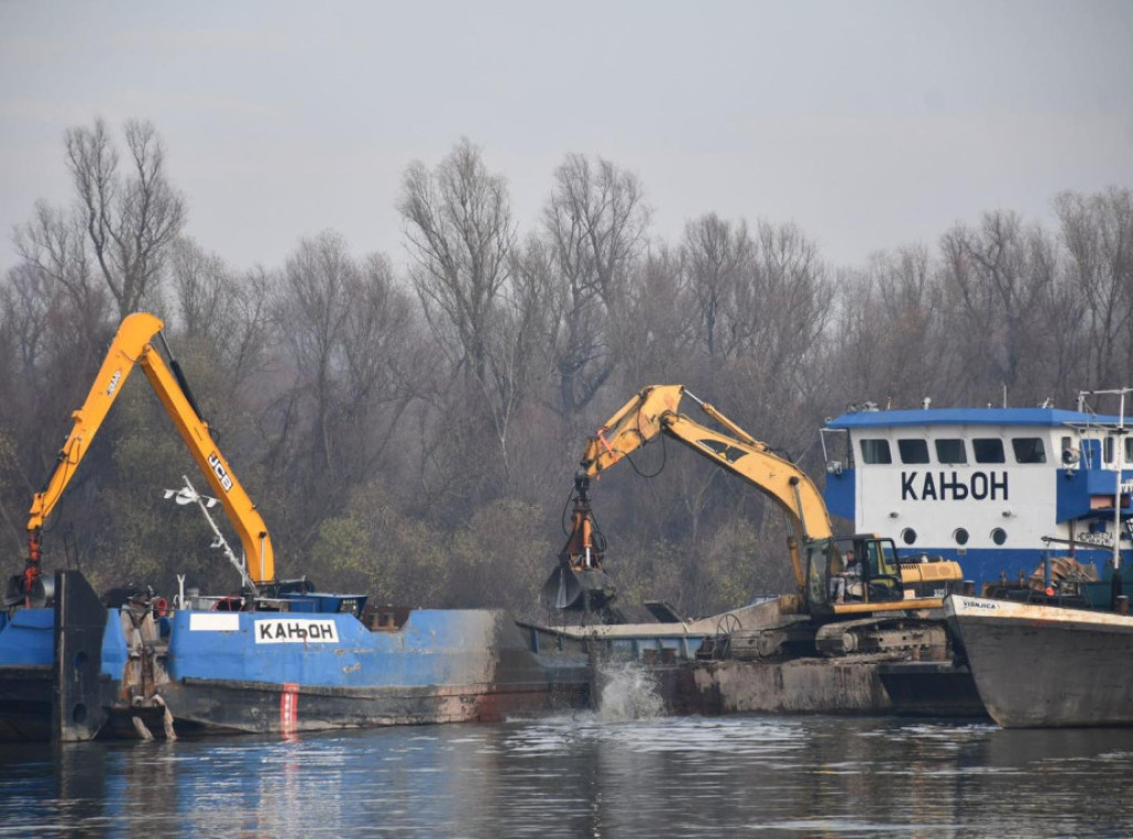 Srbijavode: U toku radovi na čišćenju dna Dunavskog rukavca i sanaciji obaloutvrde