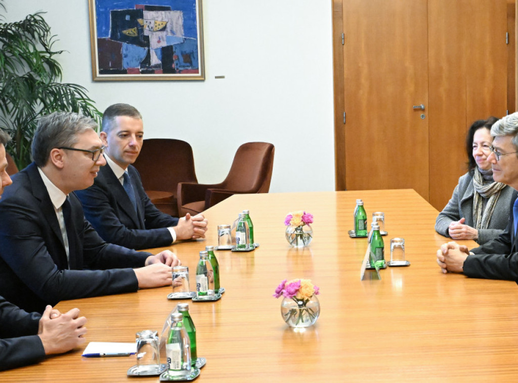 Predsednik Vučić sastao se sa profesorom Univerziteta Kolumbija Džefrijem Saksom