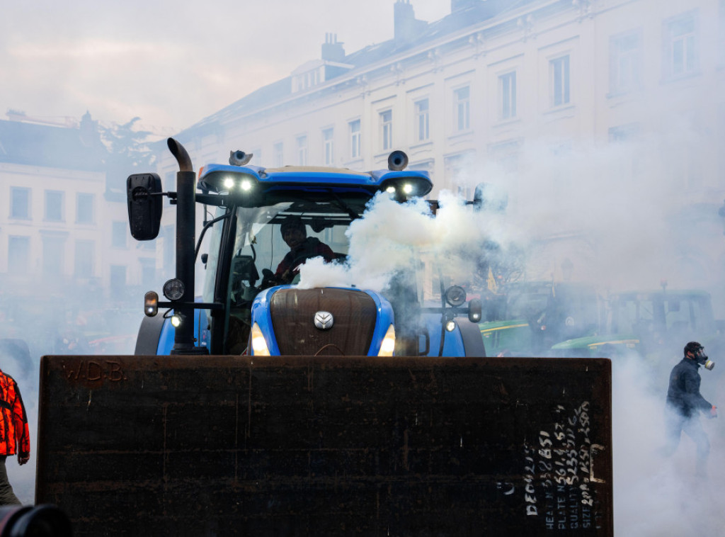 Brisel: Na protestu poljoprivrednika letele kamenice, policija upotrebila vodene topove