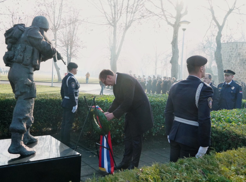 Vučić položio venac na spomen-zid poginulim pripadnicima SAJ-a