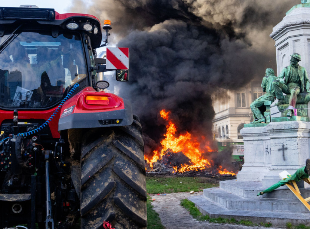 Brisel: Na protestu poljoprivrednika letele kamenice, policija upotrebila vodene topove