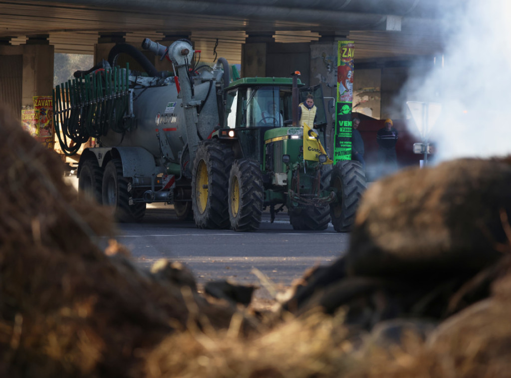 Poljoprivrednici u Francuskoj jutros započeli proteste ispred Makronove rezidencije