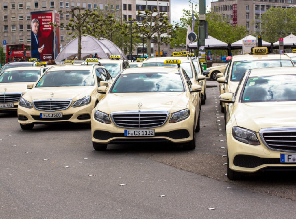Frankfurt uveo noćni taksi za žene po ceni od šest evra
