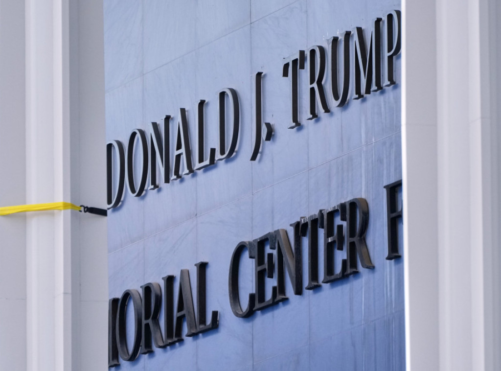 Natpis Tramp-Kenedi centar postavljen na fasadu zgrade uprkos pravnim nedoumicama