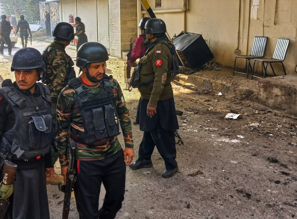 U napadu bombaša samoubice i trojice napadača u Pakistanu poginula četiri vojnika