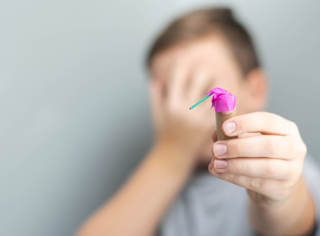 Dečaku u Osijeku petarda eksplodirala u ruci, amputirana mu dva prsta