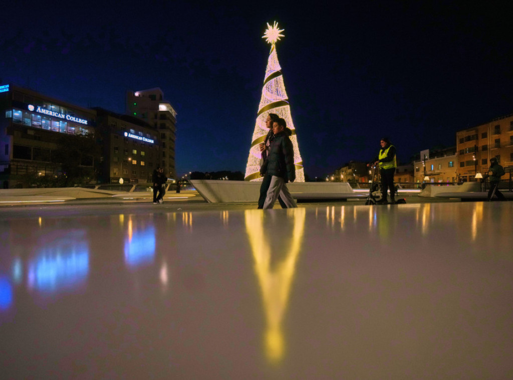 U Ohridskom jezeru postavljena podvodna novogodišnja jelka