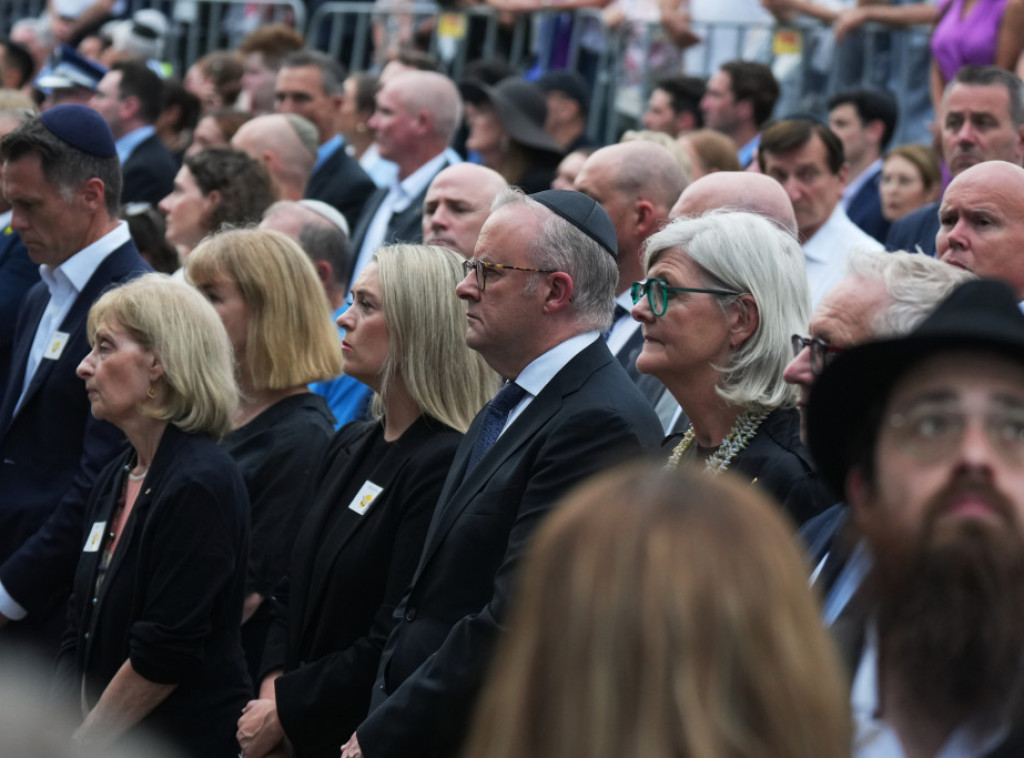 Hiljade ljudi odalo poštu žrtvama napada na plaži Bondaj u Sidneju