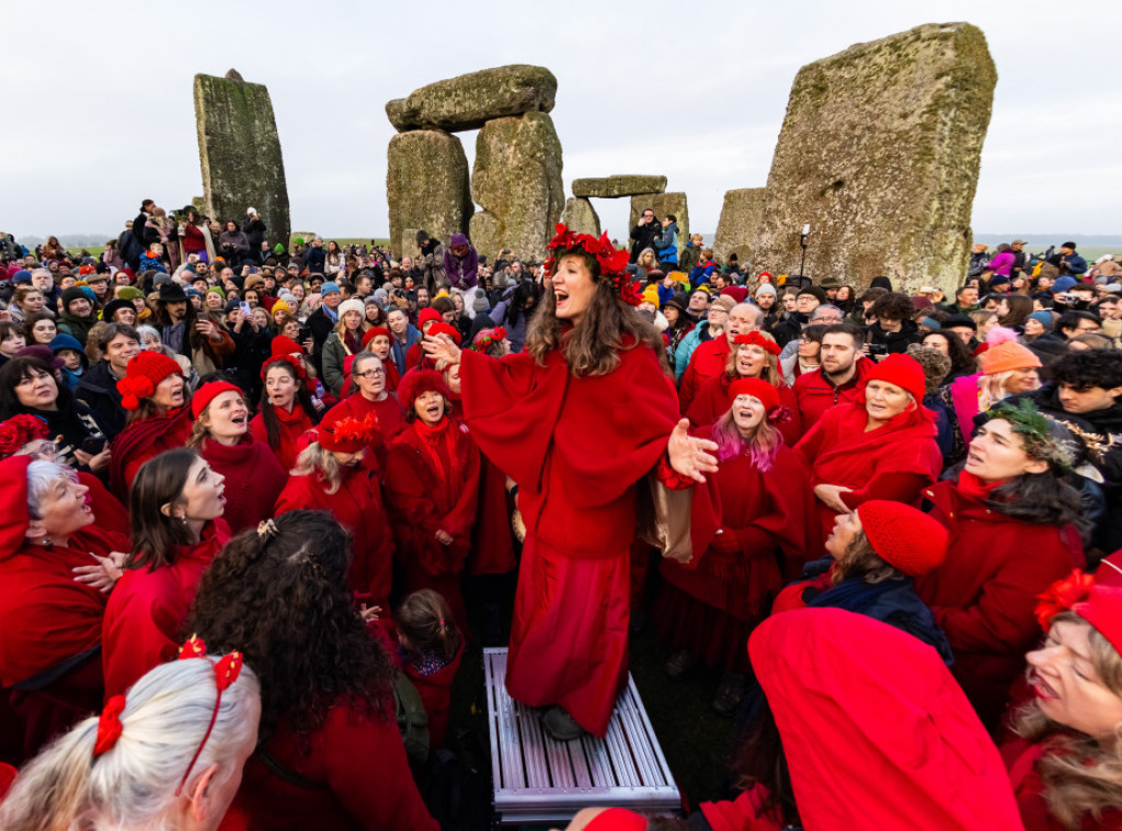 Hiljade ljudi dočekalo izlazak sunca u Stounhendžu tokom zimskog solsticija