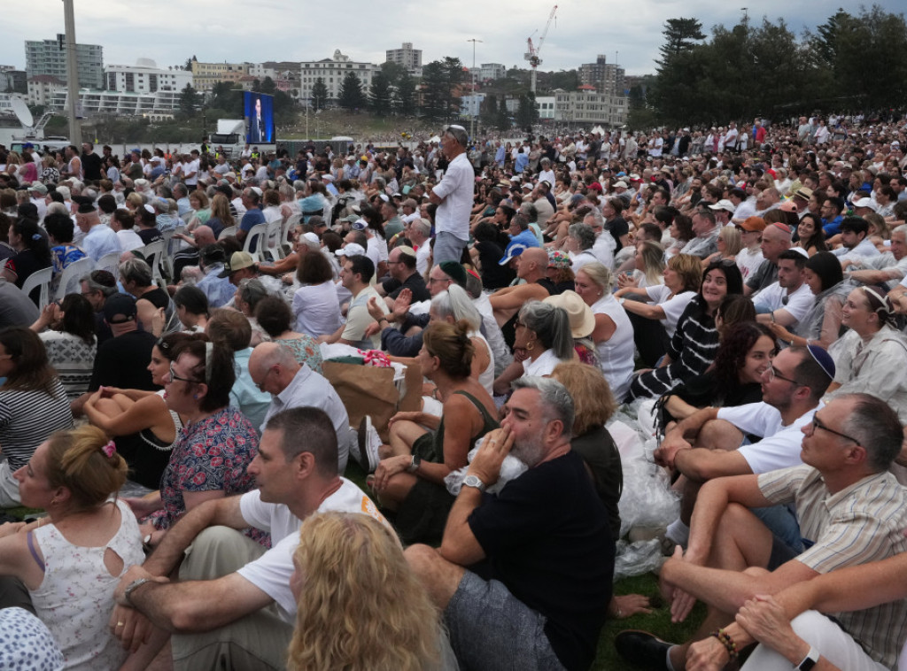 Hiljade ljudi odalo poštu žrtvama napada na plaži Bondaj u Sidneju