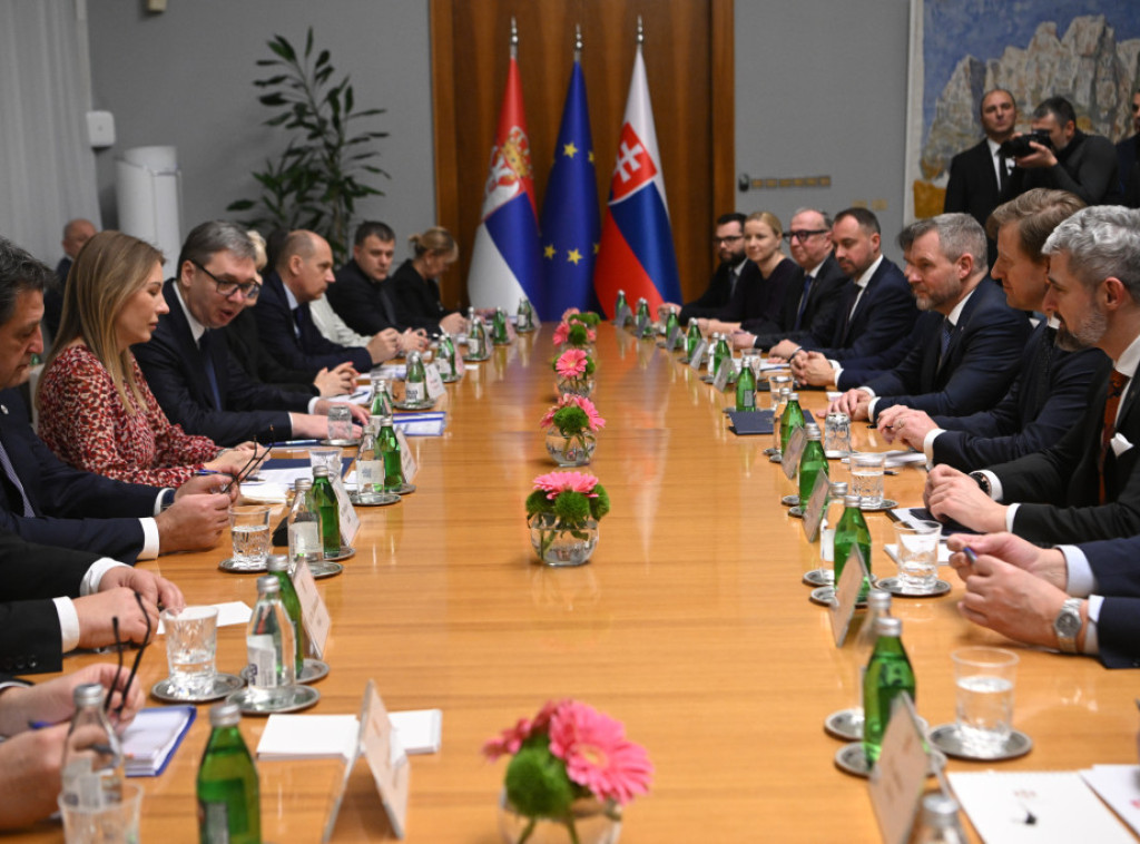 Počeo sastanak delegacija Srbije i Slovačke na čelu sa Vučićem i Pelegrinijem
