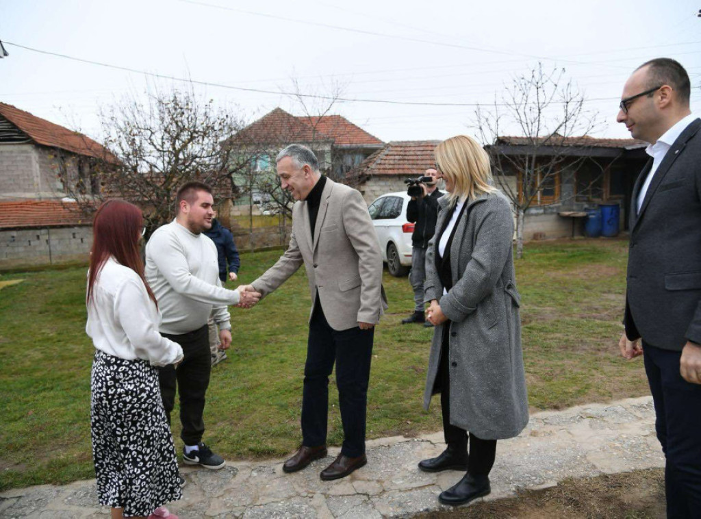 Predstavnici Srpske liste posetili osmočlanu porodicu Jović u Ranilugu