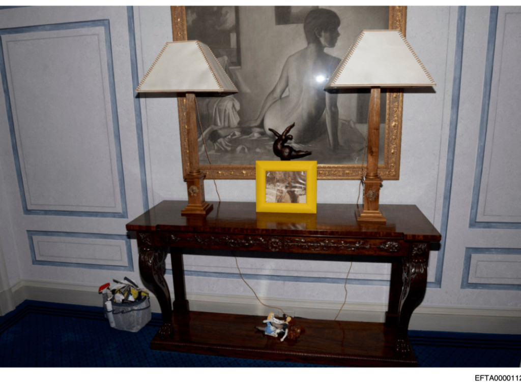 Ministarstvo pravde SAD ponovo objavilo fotografiju na kojoj se vidi Tramp